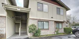 Charming 2 BR 2 Ba Apartment/Condo Gallery 1