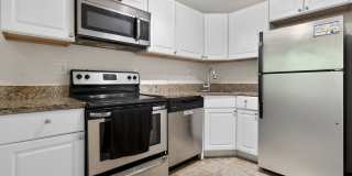 Simply Beautiful, Spacious 2 Bd/1Bth Condo on 50 acres of parklike setting w/ winding paths! Gallery 4