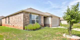 Beautiful 3-Bedroom Home with Easy Access to I-35 & I-240 Gallery 4