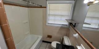 3br 1.5 BA with fence Gallery 7