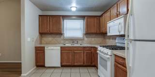 2 Bed Jack & Jill Bathroom  2 Car Garage With Office In The Heart of Yukon! Gallery 14
