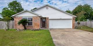 Charming 3BR Home with Fenced Yard, Garden Tub & Double Vanity Gallery 1