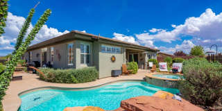 Beautiful 5 Bedroom Home- One Level and Private Pool Gallery 1