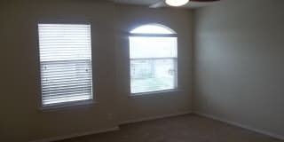 BEAUTIFUL 5 BEDROOM, 3.5 BATHROOM HOME! Gallery 21