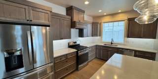 CUSTOM BUILT HOME IN NEWER UPCOMING EAST MEDFORD Gallery 21
