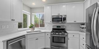 Beautiful SE Bend Home | Spacious Floorplan | Fenced Backyard | Near Parks & Trails Gallery 18