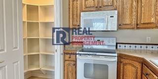 Beautiful 4 bedroom 3 bath house - attached garage Gallery 7