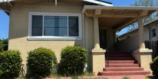 2 bedroom home w/a beautiful backyard! AVAILABLE NOW! Gallery 1