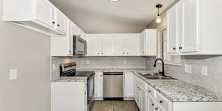 WEST Side Duplex for rent! Spacious 3 bed/2 bath duplex for rent! Move In Special- 1/2 off 2nd month's rent. Gallery 7