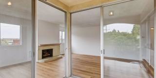 HUGE TOP FLOOR 2 BED 2 BATH IN PRIME SANTA MONICA! -FIREPLACE, BALCONY & GARAGE PARKING SPACE Gallery 13