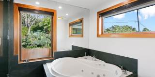 4 Bed, 5 bath home with stunning ocean views located in Malibu hills Gallery 34