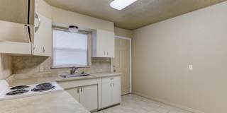 Charming 2-Bedroom Home with Spacious Backyard & Great Location Gallery 4