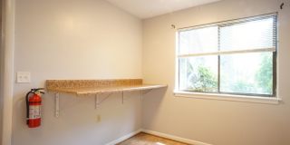 3 Bed/2 Bath Townhouse. On Bus Route to Campus. Parking. Gallery 6