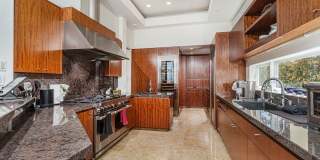 Exquisite Waterfront Gem. Gallery 20