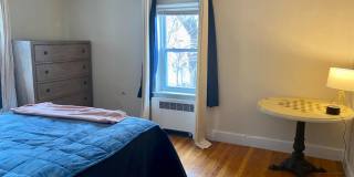Large 2 bed unit in the heart of Oak Square Gallery 4