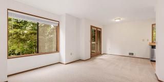 Beautifully Updated 2-Bedroom, 2-Bath Condo Near Downtown Kirkland Beautifully Updated 2-Bedroom, 2-Bath Condo Near Downtown Kirkland Gallery 4