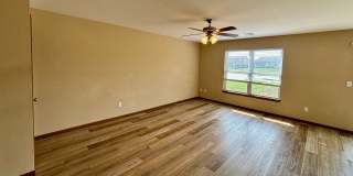 Spacious 4 Bed / 2.5 Bath in Quiet Neighborhood Available NOW! Gallery 4