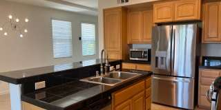 Bright Corner 3BD/3BA Townhome Near BART & Great Mall! Gallery 1