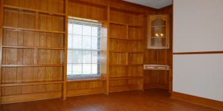 908 East Stone Street Gallery 8