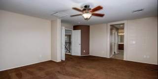 Stunning 4BR House in Phoenix with sparkling pool, resort style backyard and solar panles Gallery 7