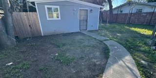 Beautiful Remodeled 2 bed, 1 Bath Back Lot Unit Gallery 1