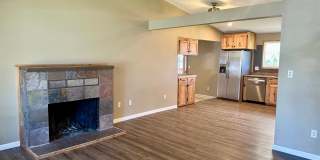 Pet-Friendly 4 Bedroom Home with Fenced Yard & Air Conditioning Gallery 6