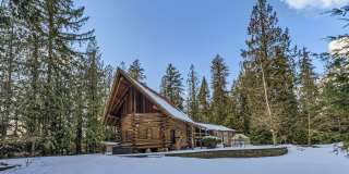 Stunning 3-Bedroom Log Cabin Home in Carnation!! Gallery 1