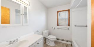 Large 3 Bedroom Apt + Private Office Space Gallery 15