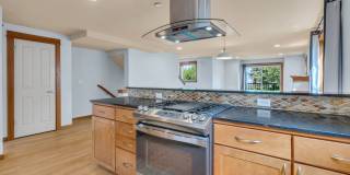 Stylish 3BR/3.5BA Townhome with Vaulted Ceilings & Attached Garage Gallery 11