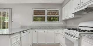 3 bedroom 2 bath home in Village Green Gallery 13