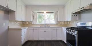 Beautifully Done 3 Bedroom House! Available for Immediate Move in! Gallery 14