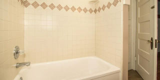 3 Bed, 1 Bath Home by Downtown! Gallery 8