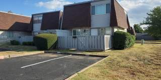 (2) Bed+Study/(2.5) Bath Townhome w/ Pool Access! Available NOW! Gallery 1
