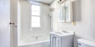 Newly Remodeled Spacious 3 Bedroom Apartment Gallery 17