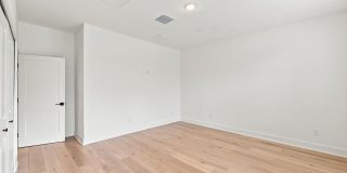 GORGEOUS Like NEW 4/3.5 CUSTOM TOWNHOME Gallery 15