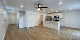 SPACIOUS TOWNHOME AVAILABLE FOR RENT Gallery 1