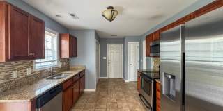 Spacious 3 Bed 2.5 Bath Home with Fenced Backyard Gallery 9