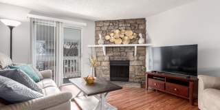 Beautiful 2 Bedroom Condo Across from Aurora Medical Center Gallery 1