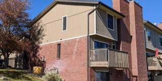 Stunning Golden Townhouse On Top of The World! Gallery 1