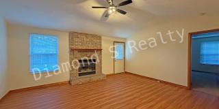 Charming 3 Bedroom in Desirable South Neighborhood! Gallery 3