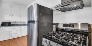 Castro/Eureka Valley: Top Floor Flat w/ in-unit W/D & Shared Yard Gallery 15