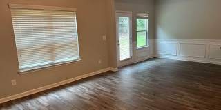 Spacious 3 Bedroom Home with 2-Car Garage in Union City! Gallery 5