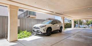 Beautiful 3 bed 2.5 baths "fully furnished" townhouse in the charming neighborhood of University Heights. Gallery 54