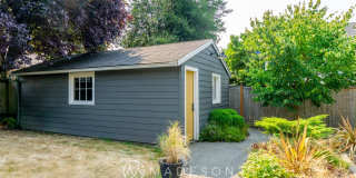 Beautiful Remodeled House with Fenced Yard in Maple Leaf Gallery 9
