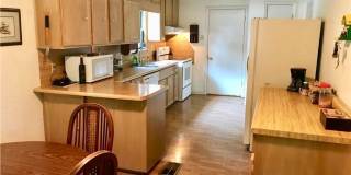 Charming 3 Bedroom Home - Large Backyard - Carport Gallery 7