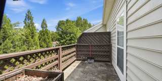 Large upper-level condo Gallery 17