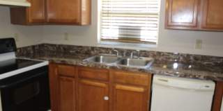3 bedroom home with partial fenced yard Gallery 7