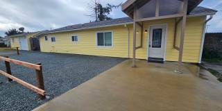 Cute 2 bed 1 bath home in town Gallery 1