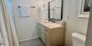 FULLY FURNISHED 2/2 OLD NE BUNGALOW - lease term through March 2027 Gallery 30