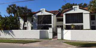 Seasonal-Beautifully renovated top floor 2/2 condo downtown Sarasota. Gallery 3